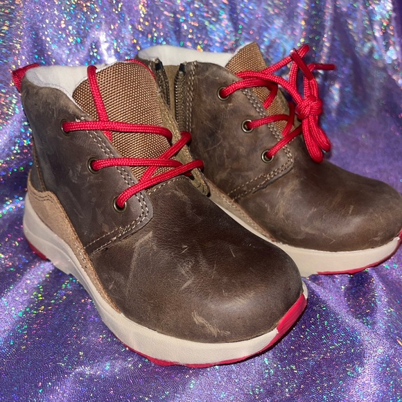 Toddler UGG canoe weather Boots SIZE 9 - Picture 1 of 5